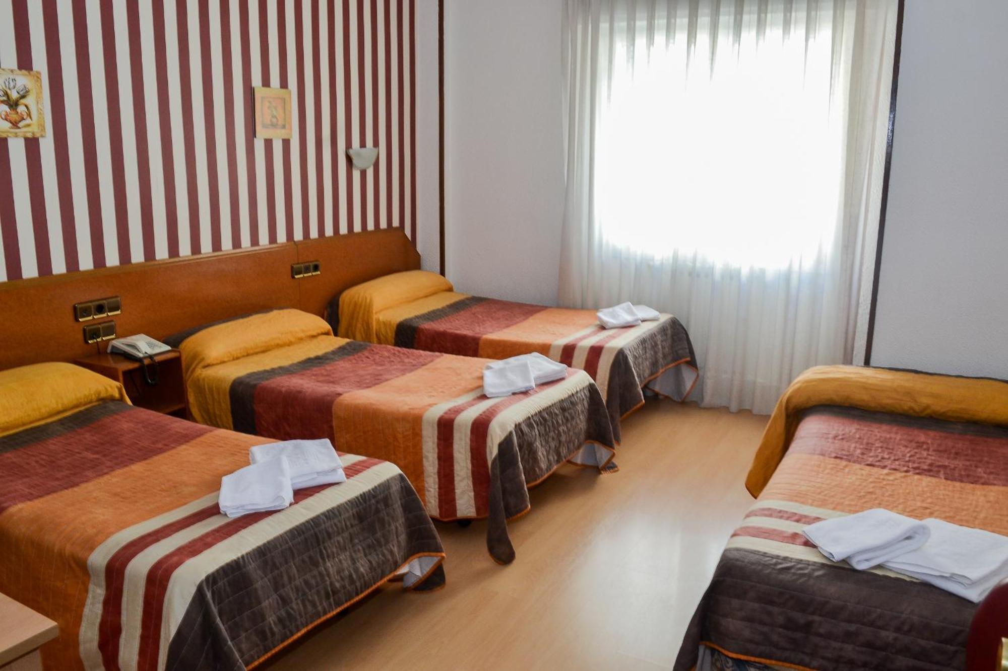 Hostal Cataluna Zaragoza Room photo